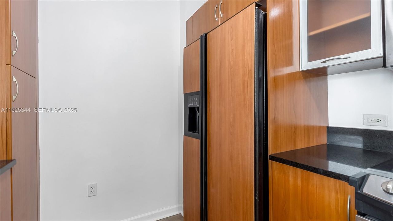 Open Floor Plan w. Natural Light