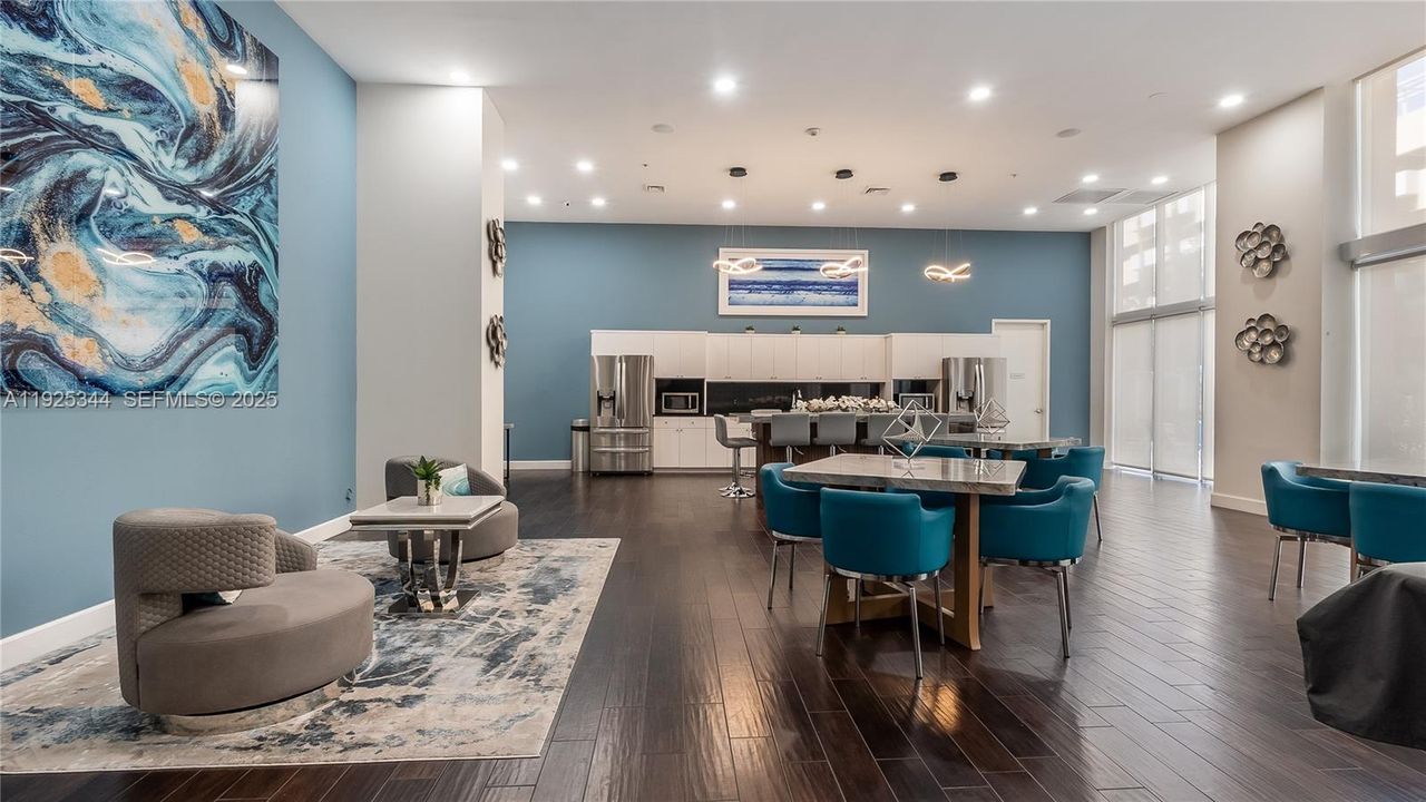 For Rent: $2,900 (2 beds, 2 baths, 1073 Square Feet)