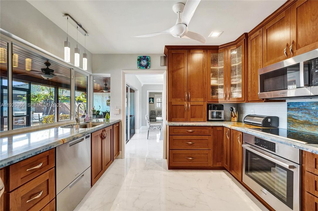 В аренду: $6,900 (3 спален, 2 ванн, 1898 Квадратных фут)