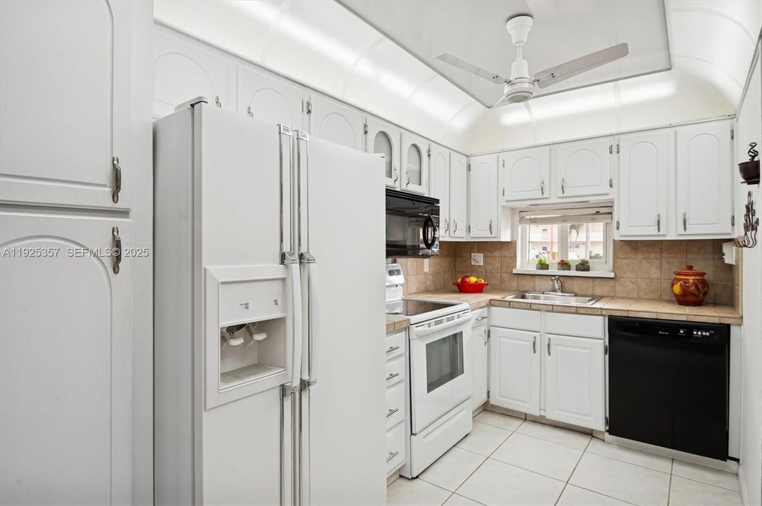 For Sale: $175,000 (2 beds, 2 baths, 1170 Square Feet)