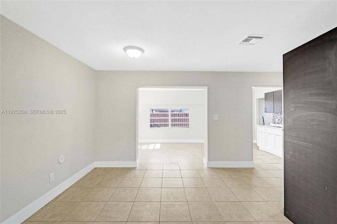 待售: $420,000 (4 贝兹, 2 浴室, 1377 平方英尺)