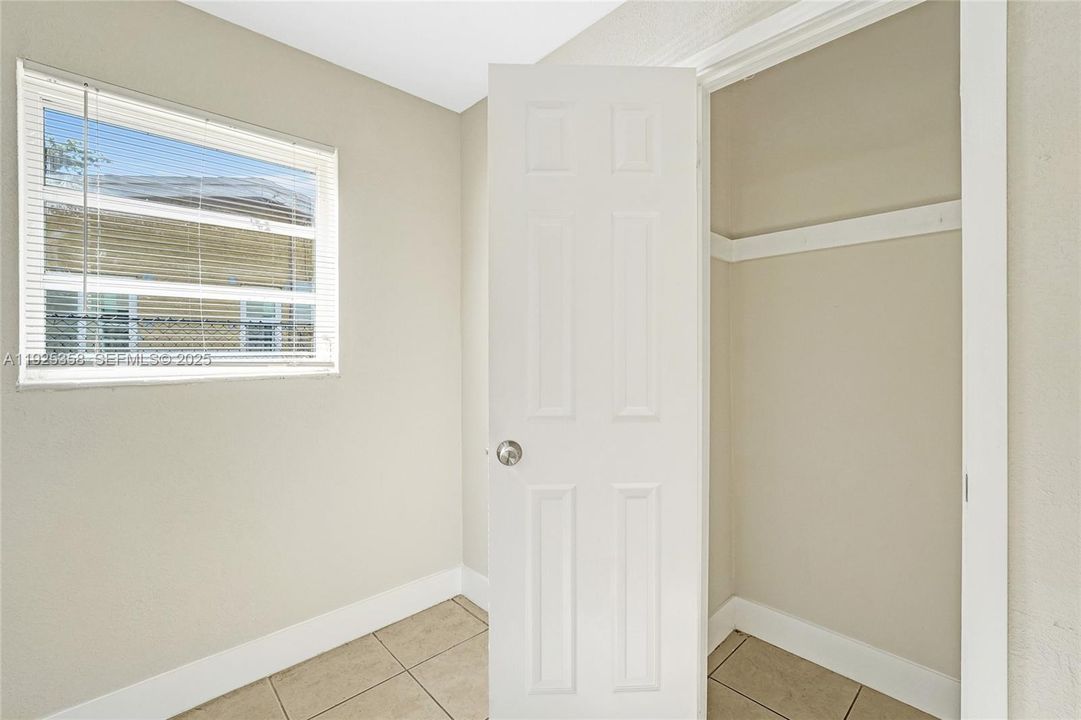 待售: $420,000 (4 贝兹, 2 浴室, 1377 平方英尺)