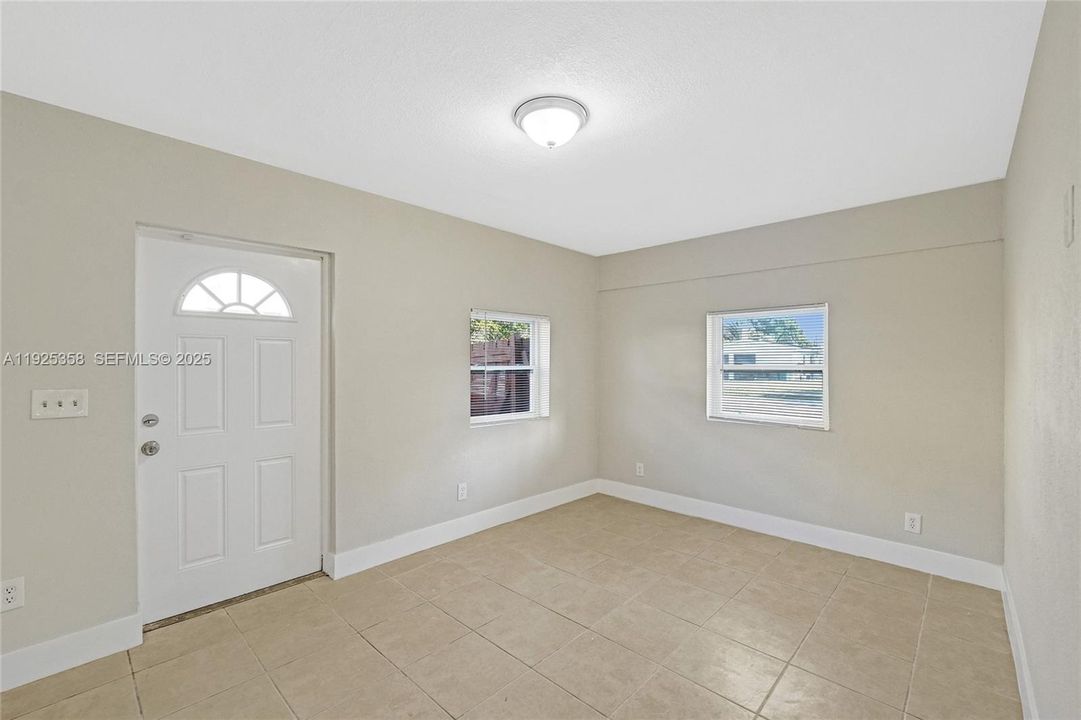 待售: $420,000 (4 贝兹, 2 浴室, 1377 平方英尺)