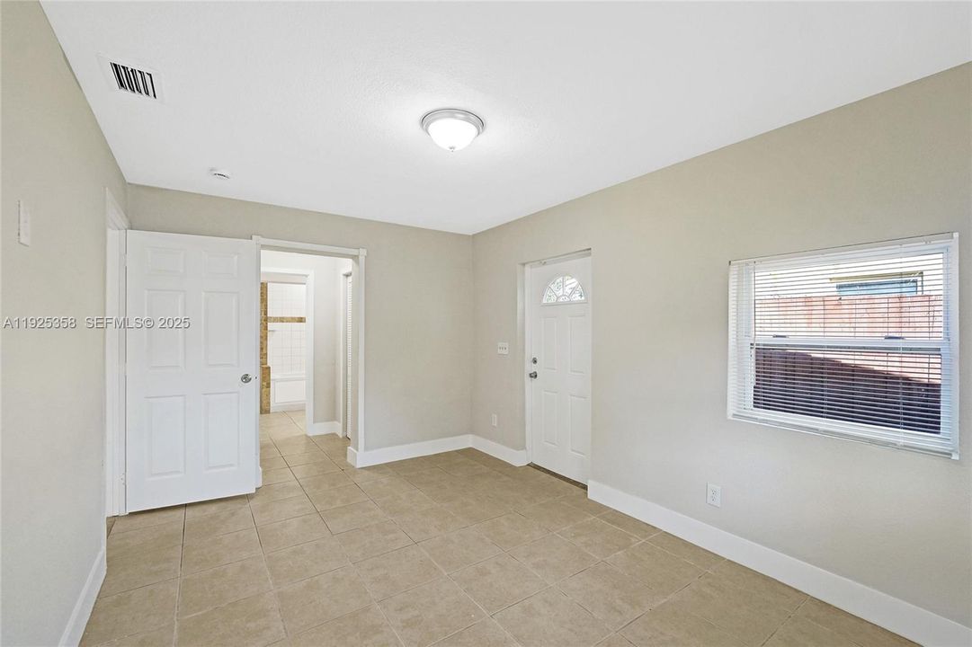 待售: $420,000 (4 贝兹, 2 浴室, 1377 平方英尺)