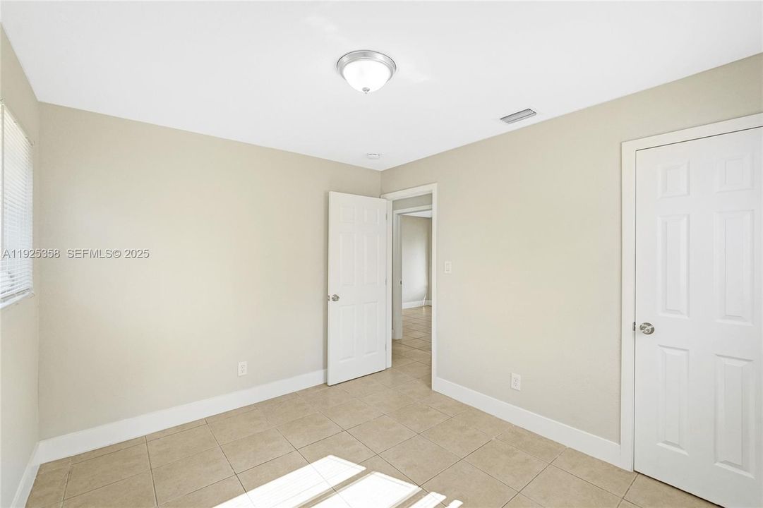 待售: $420,000 (4 贝兹, 2 浴室, 1377 平方英尺)