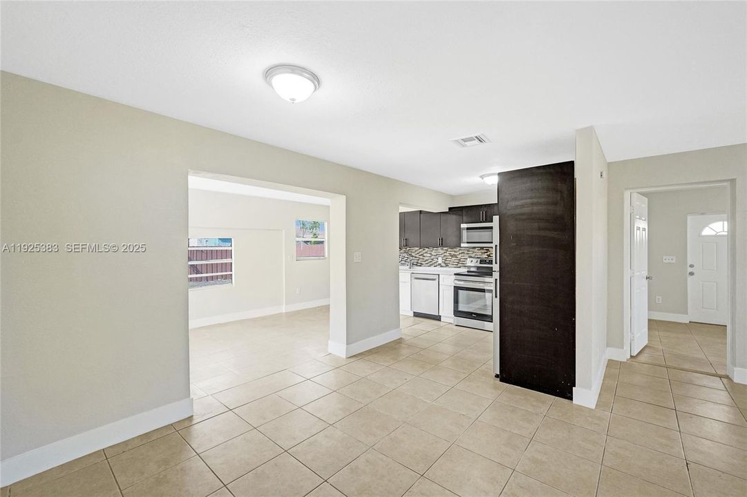 В аренду: $3,200 (4 спален, 2 ванн, 1377 Квадратных фут)