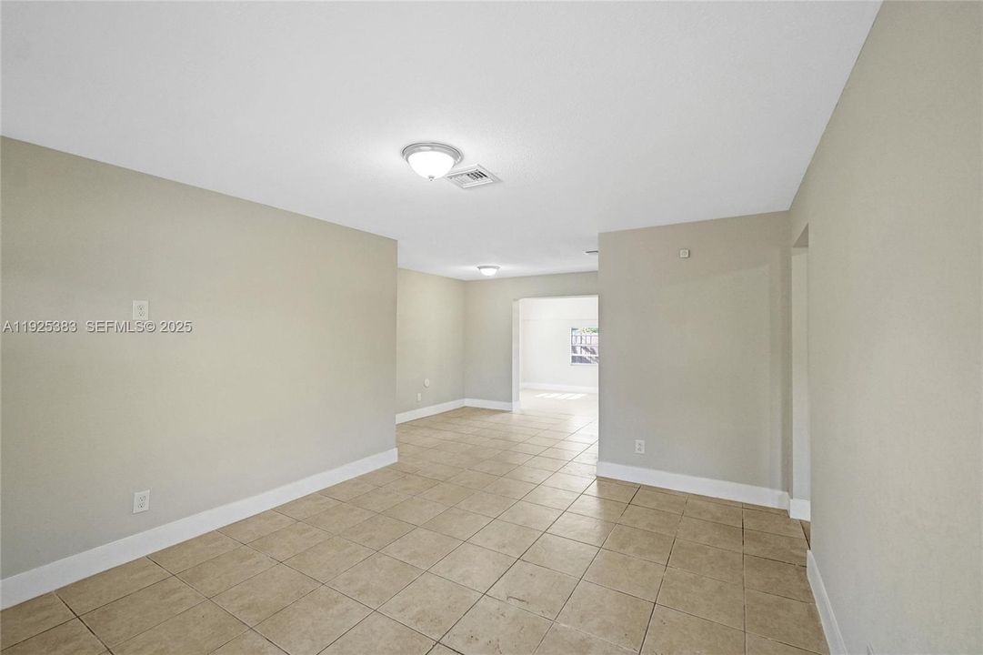 В аренду: $3,200 (4 спален, 2 ванн, 1377 Квадратных фут)