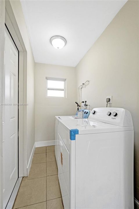 В аренду: $3,200 (4 спален, 2 ванн, 1377 Квадратных фут)