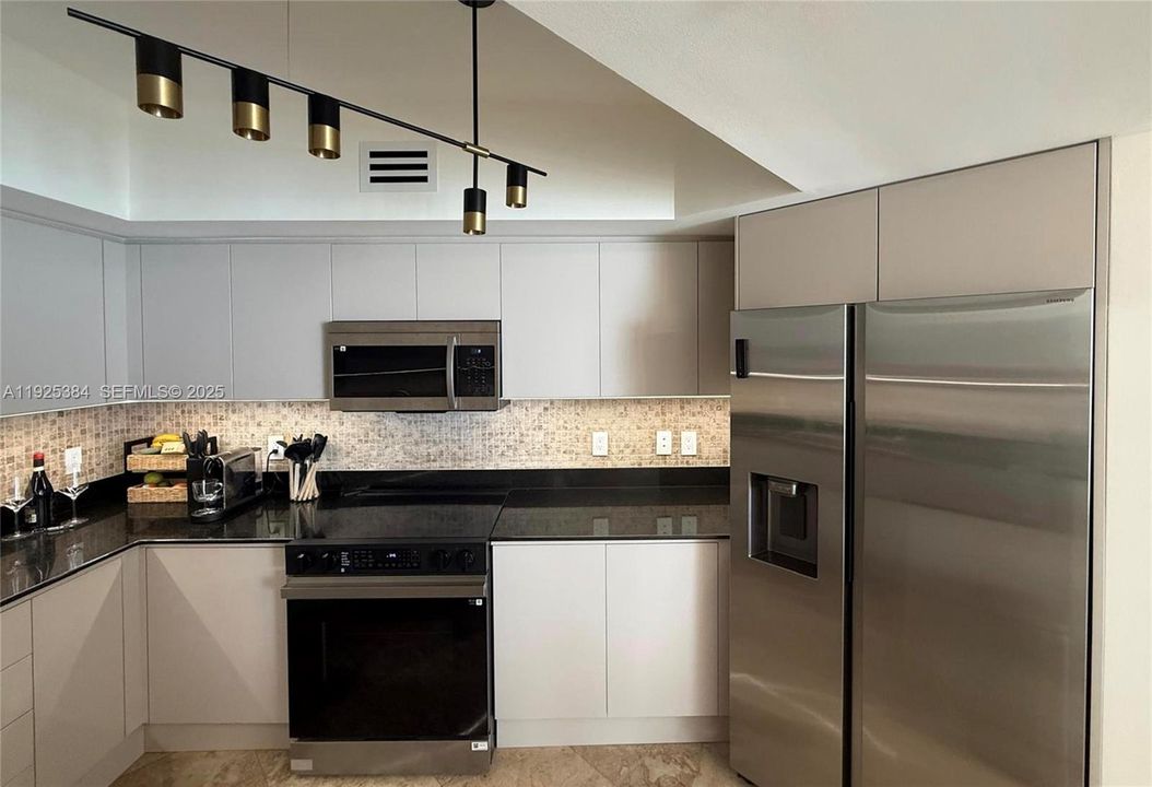 For Sale: $1,590,000 (2 beds, 2 baths, 1623 Square Feet)