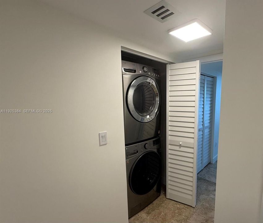 For Sale: $1,590,000 (2 beds, 2 baths, 1623 Square Feet)