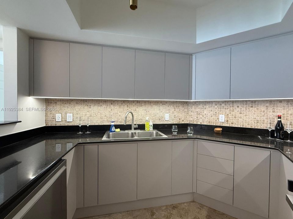 For Sale: $1,590,000 (2 beds, 2 baths, 1623 Square Feet)