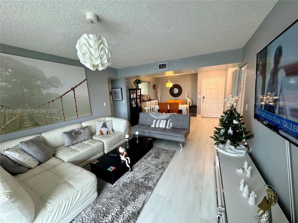 For Sale: $314,000 (2 beds, 2 baths, 960 Square Feet)