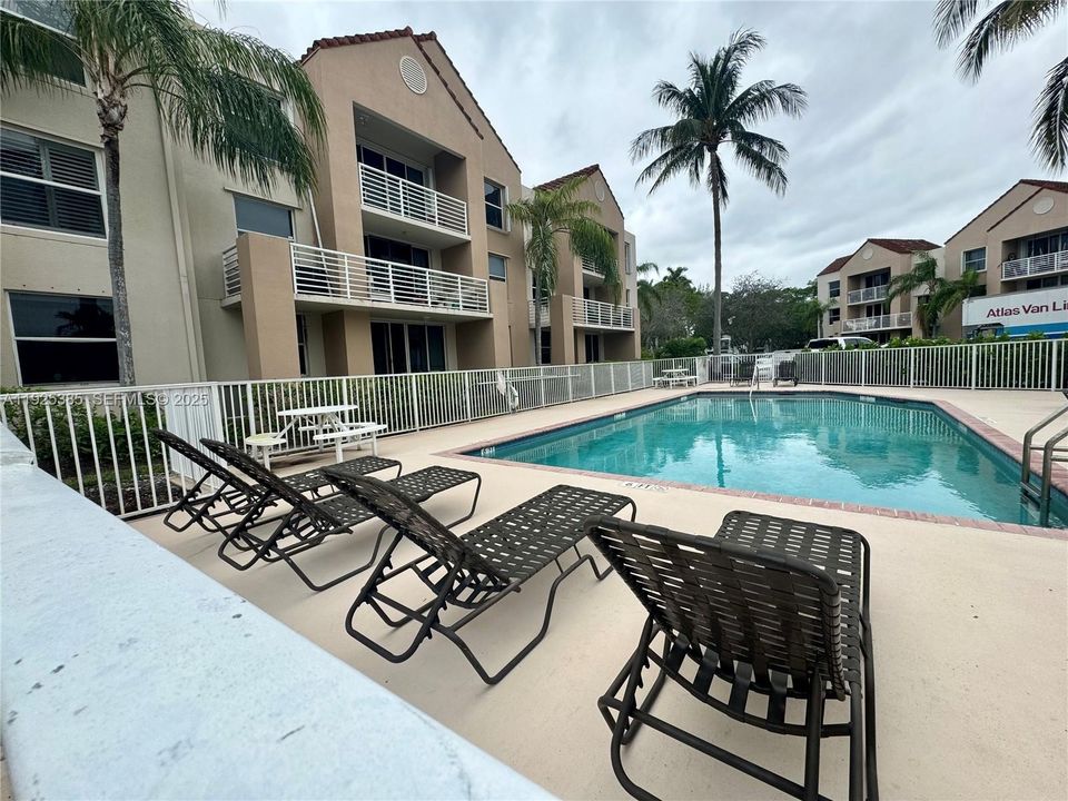 For Sale: $314,000 (2 beds, 2 baths, 960 Square Feet)