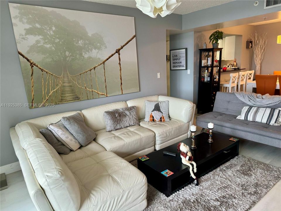 For Sale: $314,000 (2 beds, 2 baths, 960 Square Feet)