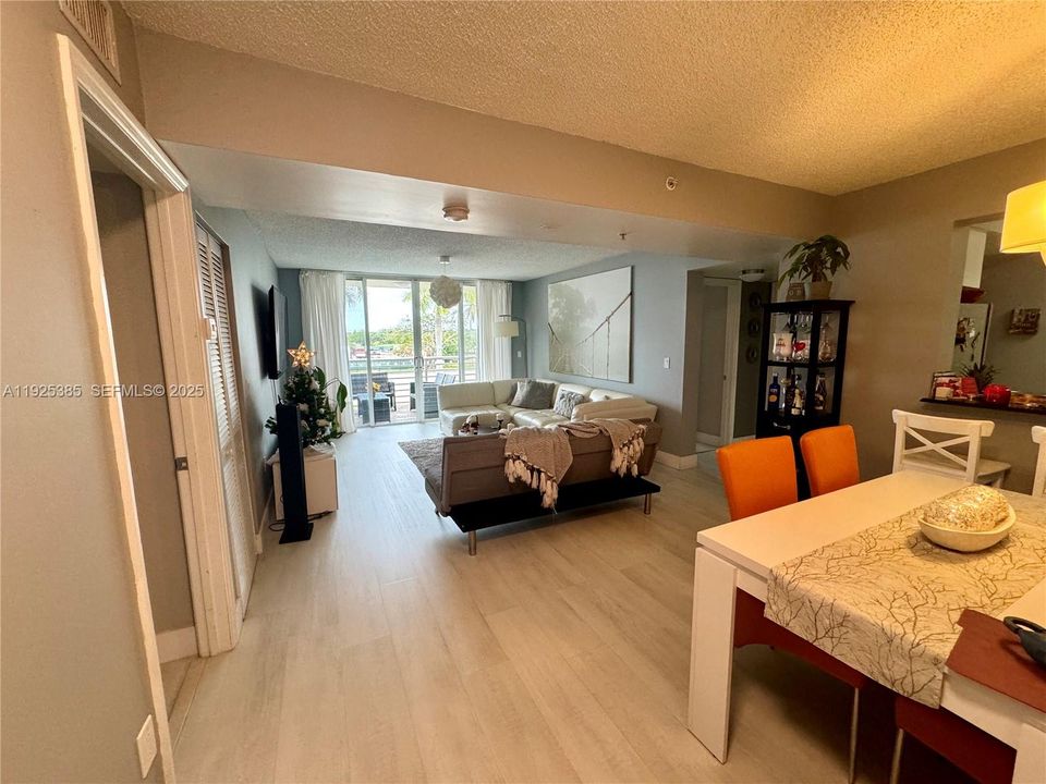 For Sale: $314,000 (2 beds, 2 baths, 960 Square Feet)