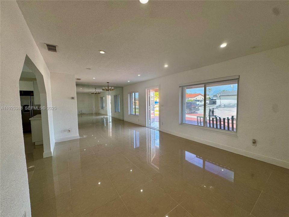 出租: $3,500 (3 贝兹, 2 浴室, 1830 平方英尺)