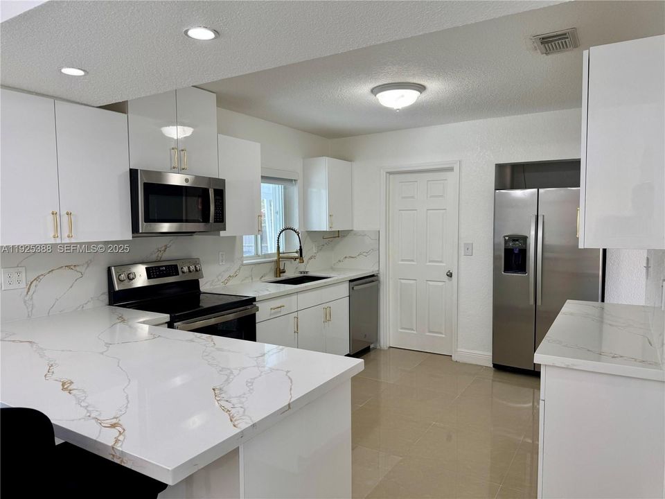 出租: $3,500 (3 贝兹, 2 浴室, 1830 平方英尺)