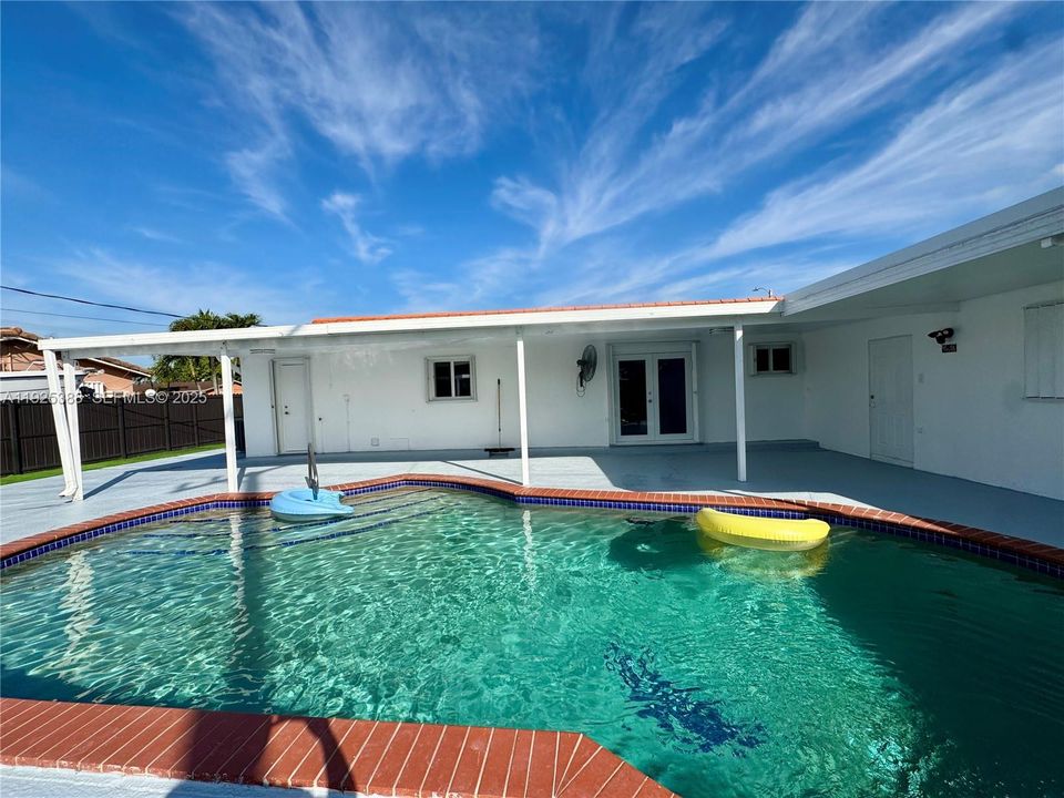 出租: $3,500 (3 贝兹, 2 浴室, 1830 平方英尺)