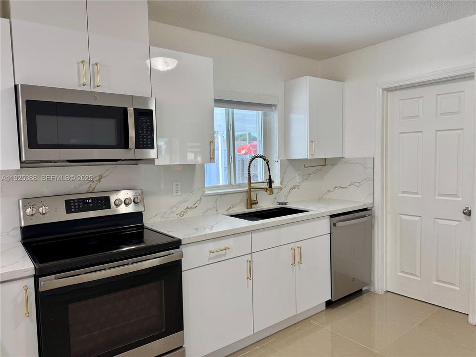 出租: $3,500 (3 贝兹, 2 浴室, 1830 平方英尺)