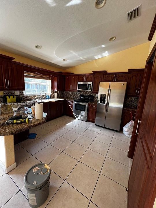 For Rent: $2,800 (3 beds, 1 baths, 1344 Square Feet)