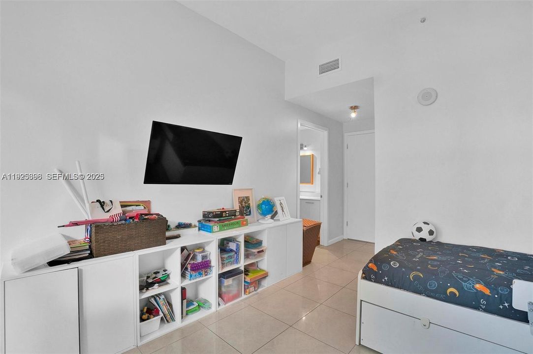 For Sale: $840,000 (3 beds, 2 baths, 1242 Square Feet)