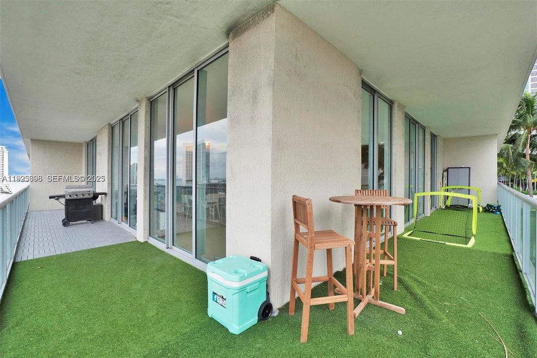 For Sale: $840,000 (3 beds, 2 baths, 1242 Square Feet)