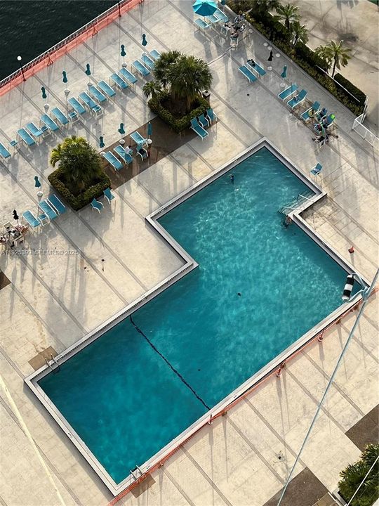 For Sale: $370,000 (1 beds, 1 baths, 762 Square Feet)