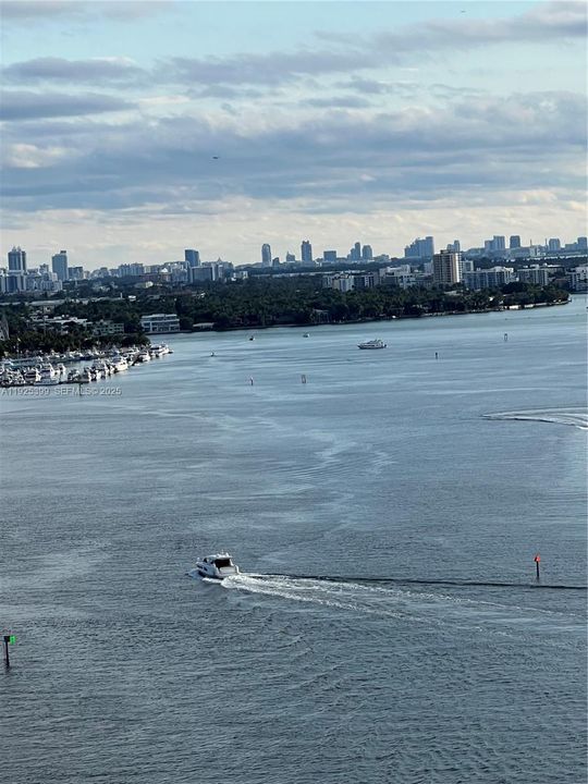 For Sale: $370,000 (1 beds, 1 baths, 762 Square Feet)