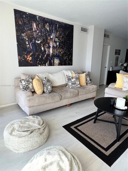 For Sale: $370,000 (1 beds, 1 baths, 762 Square Feet)