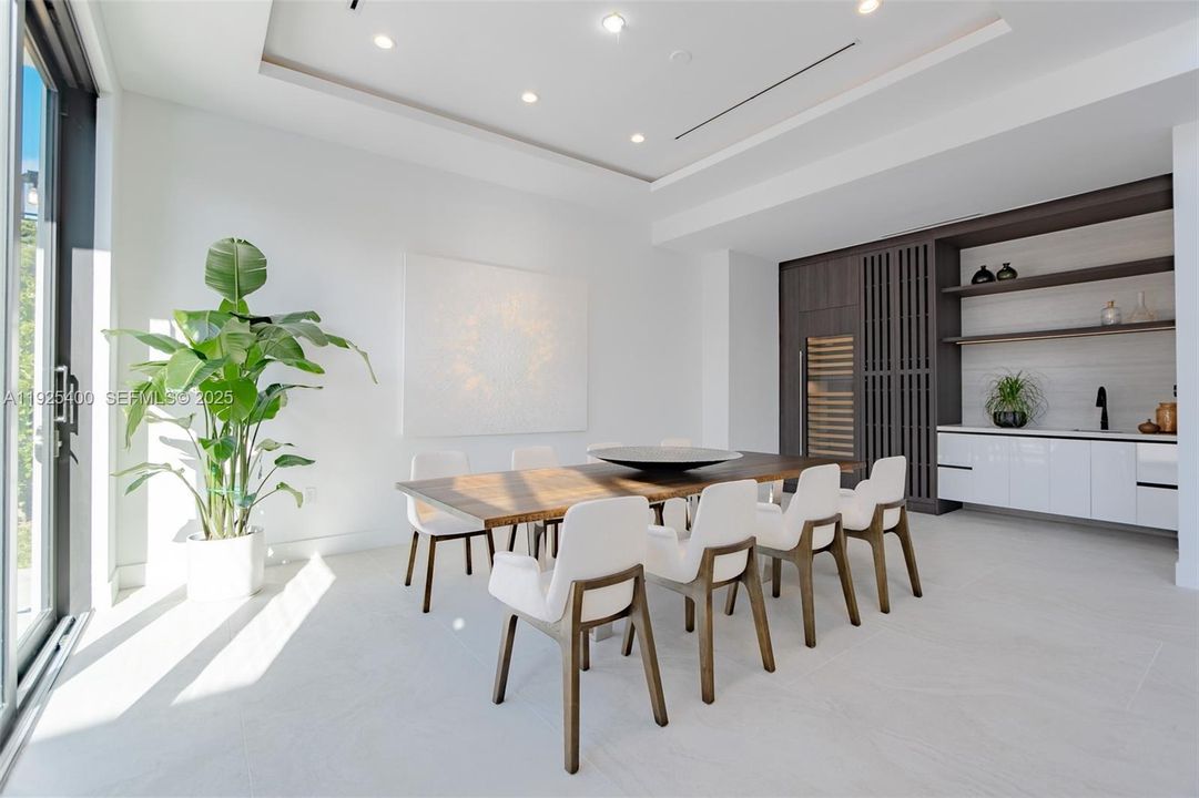 Spectacular kitchen with two tones designs