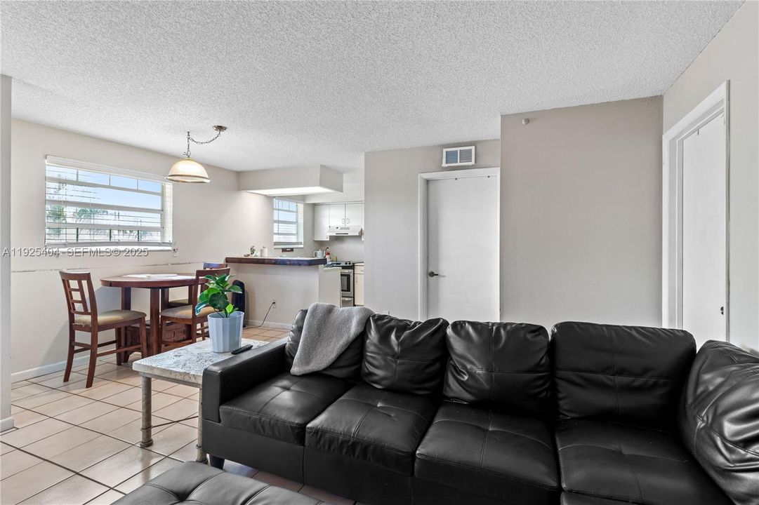 В аренду: $1,650 (2 спален, 1 ванн, 830 Квадратных фут)