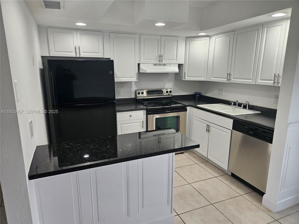 For Rent: $1,800 (2 beds, 2 baths, 883 Square Feet)