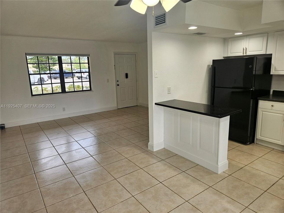 For Rent: $1,800 (2 beds, 2 baths, 883 Square Feet)