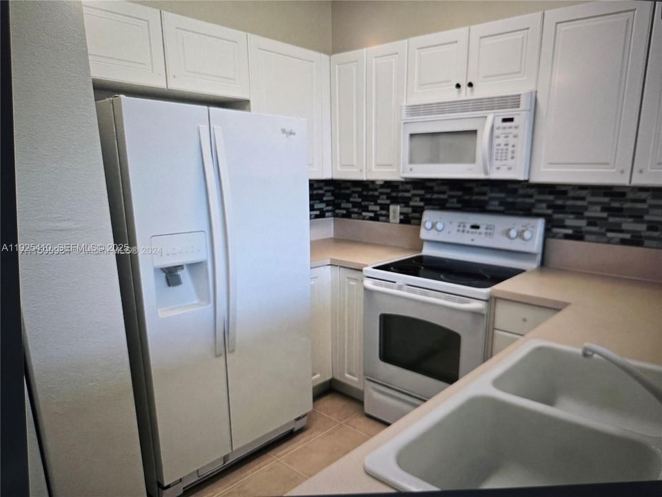 For Sale: $298,000 (3 beds, 2 baths, 1062 Square Feet)