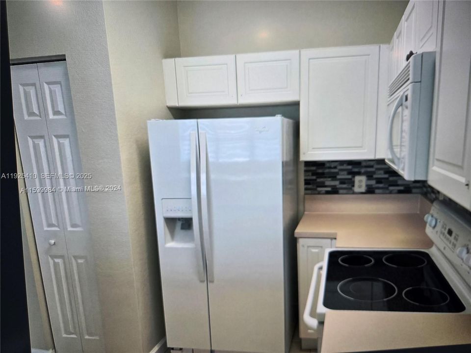 For Sale: $298,000 (3 beds, 2 baths, 1062 Square Feet)