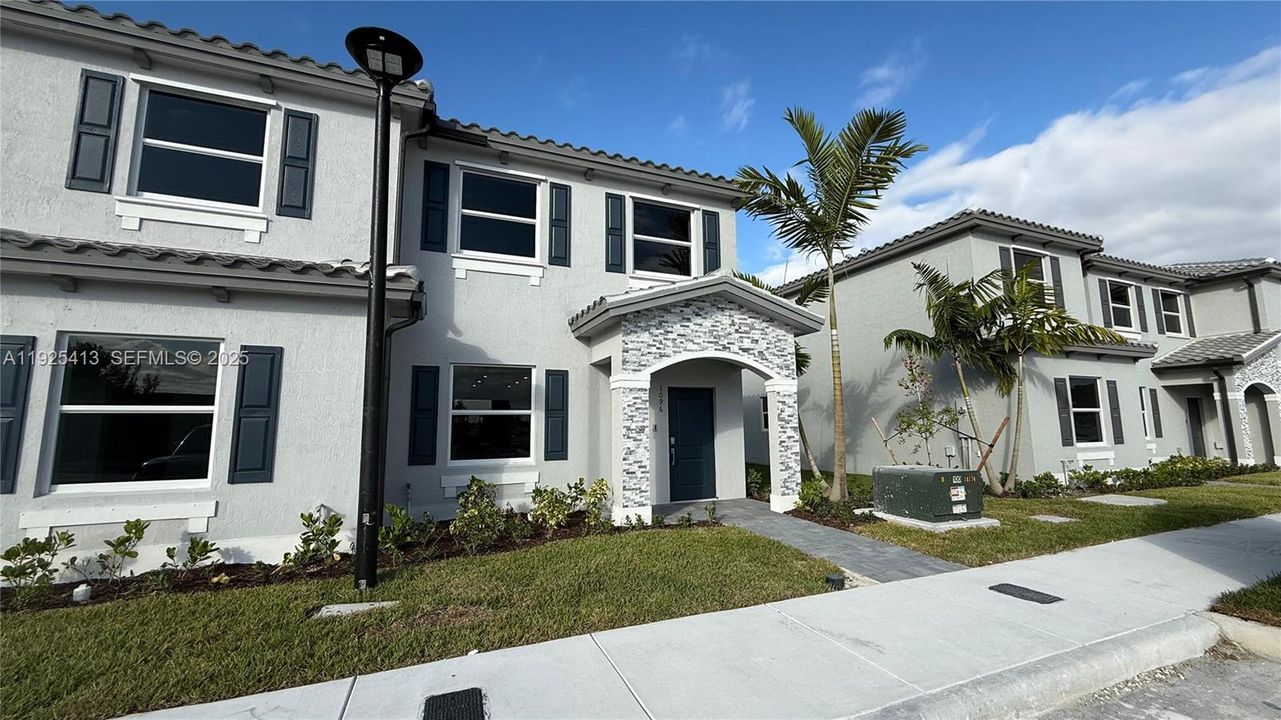 出租: $2,300 (3 贝兹, 2 浴室, 0 平方英尺)