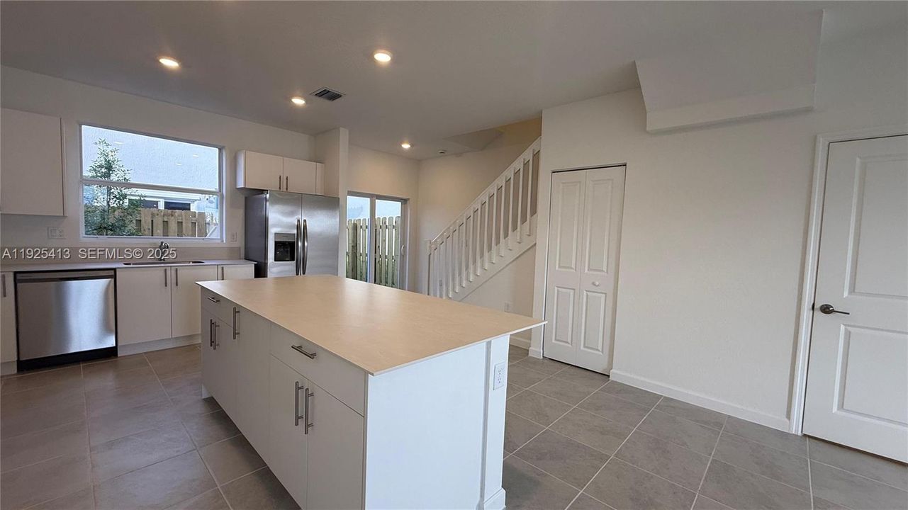 出租: $2,300 (3 贝兹, 2 浴室, 0 平方英尺)