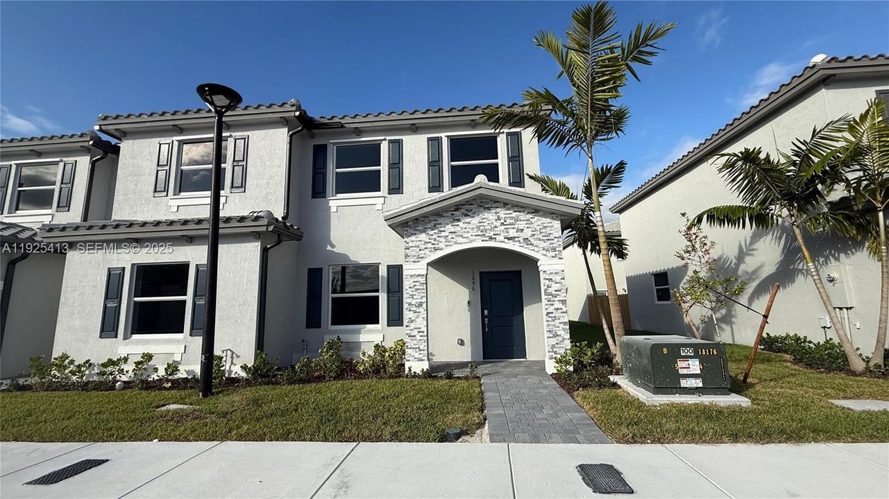 出租: $2,300 (3 贝兹, 2 浴室, 0 平方英尺)