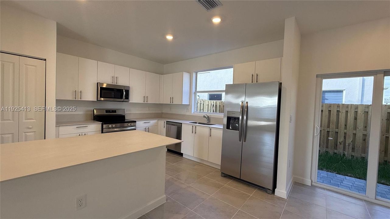 出租: $2,300 (3 贝兹, 2 浴室, 0 平方英尺)