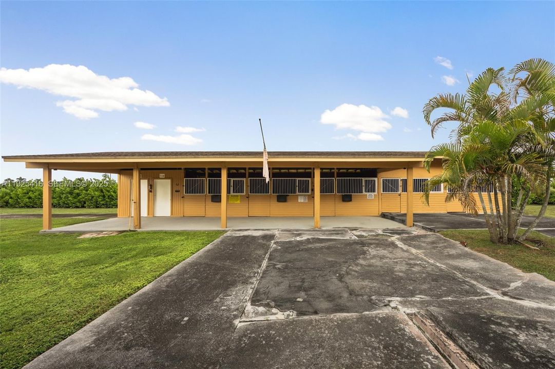 5 stables, Tack and Feed room