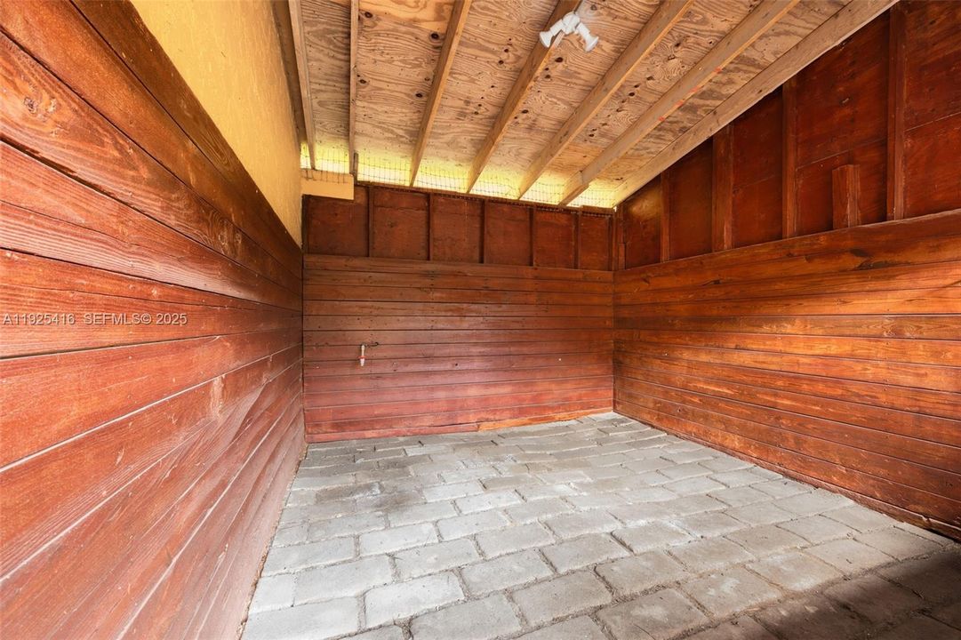 5 stables, Tack and Feed room