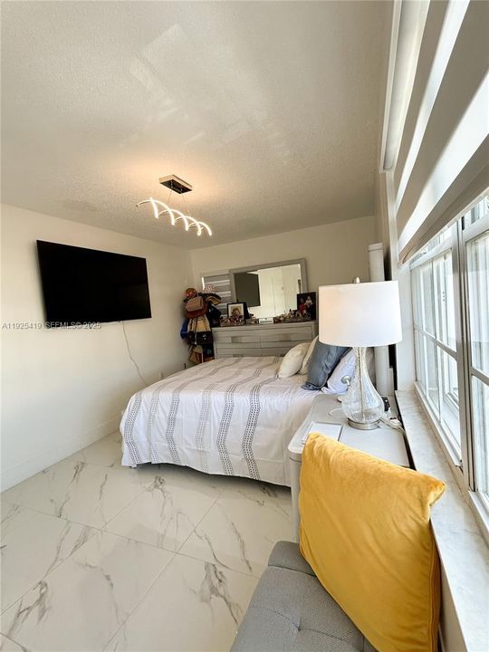 На продажу: $329,900 (2 спален, 2 ванн, 1050 Квадратных фут)