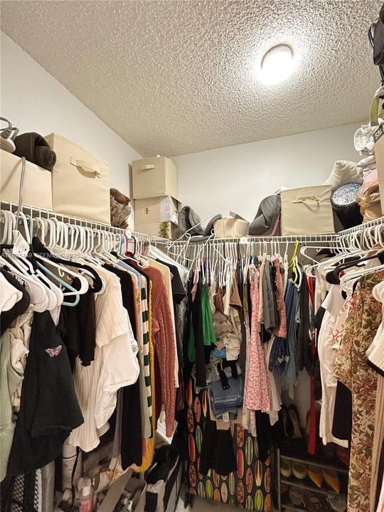 На продажу: $329,900 (2 спален, 2 ванн, 1050 Квадратных фут)