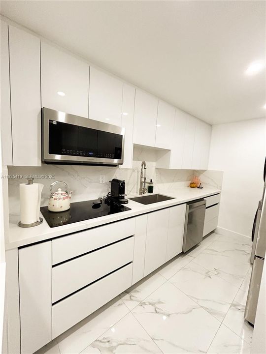 На продажу: $329,900 (2 спален, 2 ванн, 1050 Квадратных фут)