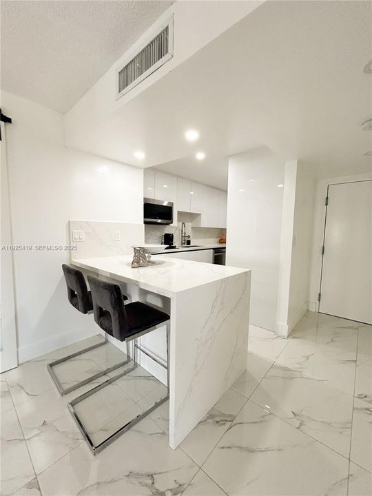 На продажу: $329,900 (2 спален, 2 ванн, 1050 Квадратных фут)