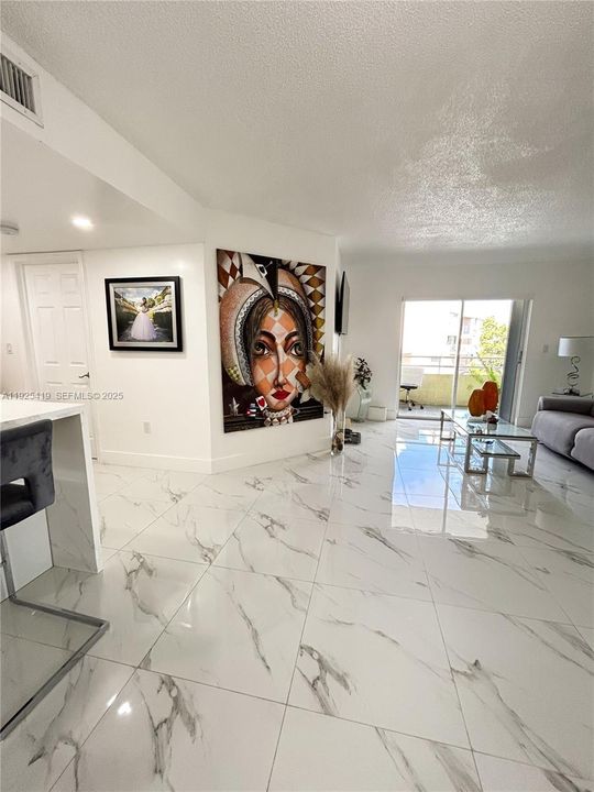 На продажу: $329,900 (2 спален, 2 ванн, 1050 Квадратных фут)