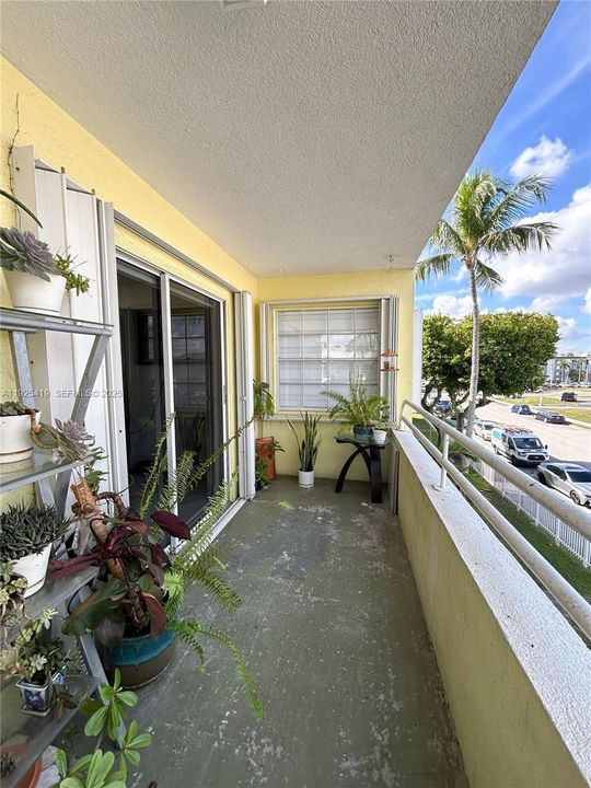 На продажу: $329,900 (2 спален, 2 ванн, 1050 Квадратных фут)