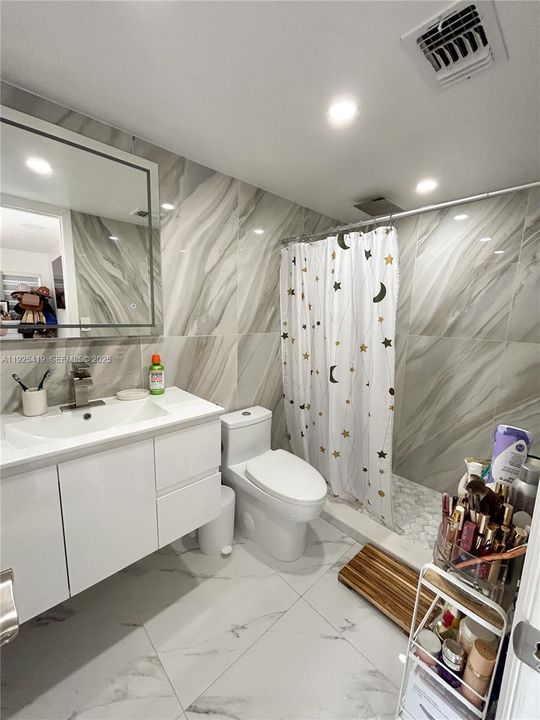 На продажу: $329,900 (2 спален, 2 ванн, 1050 Квадратных фут)