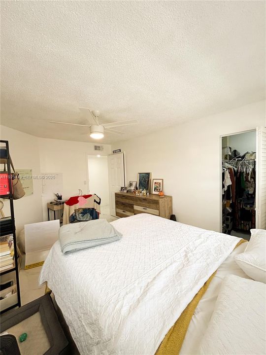 На продажу: $329,900 (2 спален, 2 ванн, 1050 Квадратных фут)