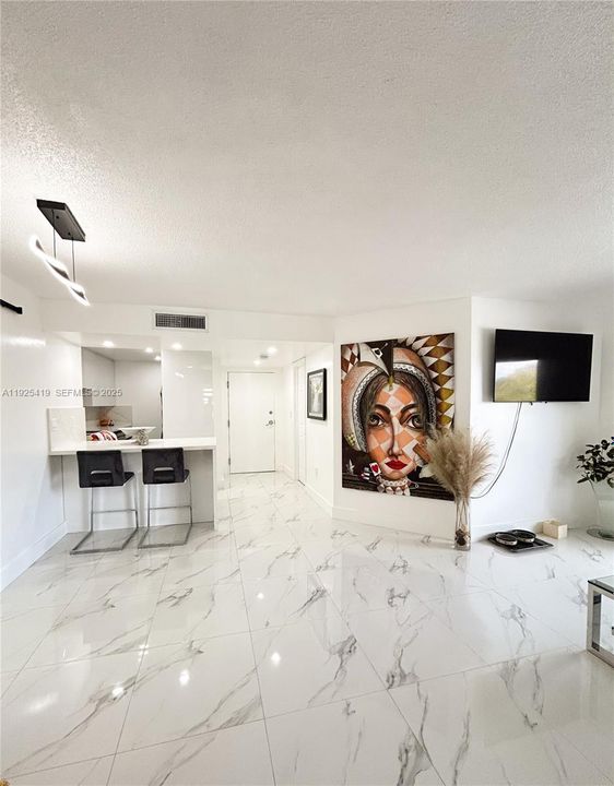 На продажу: $329,900 (2 спален, 2 ванн, 1050 Квадратных фут)